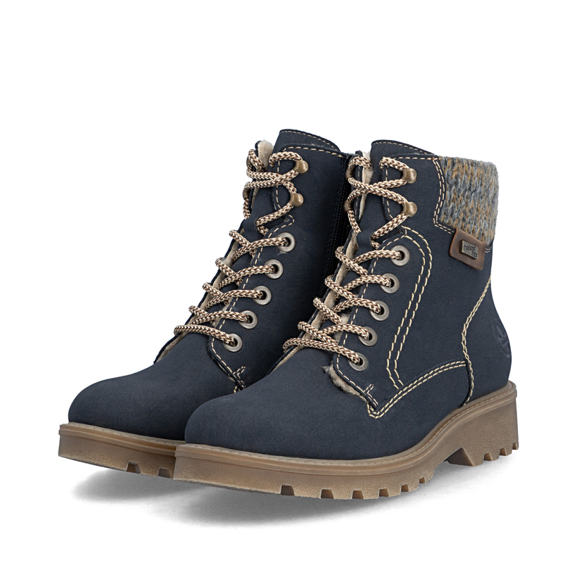 Dunkelblaue Rieker Damen Biker Boots 73220-14 mit wasserabweisender TEX-Membran. Schuhpaar seitlich schräg.