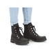 
Tiefschwarze Rieker Damen Biker Boots Y2422-01 mit einer robusten Profilsohle. Schuh am Fuß