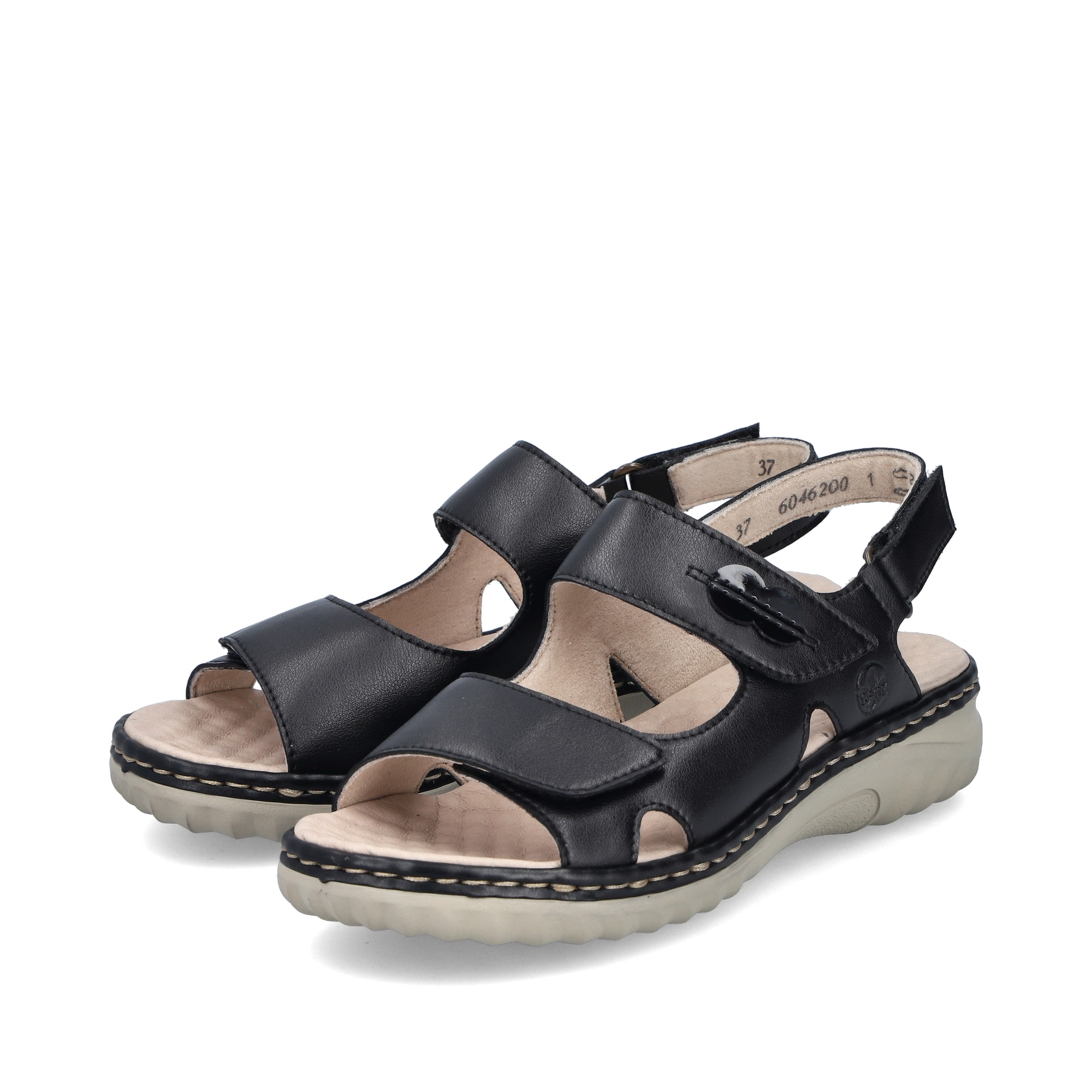 Schwarze Rieker Damen Riemchensandalen 60462-00 mit einem Klettverschluss. Schuhpaar seitlich schräg.