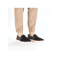 Blaue Rieker Herren Slipper B2265-14 mit einem Gummizug sowie Komfortweite G 1/2. Schuh am Fuß.