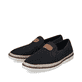 Schwarze Rieker Herren Slipper B2366-00 mit Gummizug sowie Komfortweite G 1/2. Schuhpaar seitlich schräg.