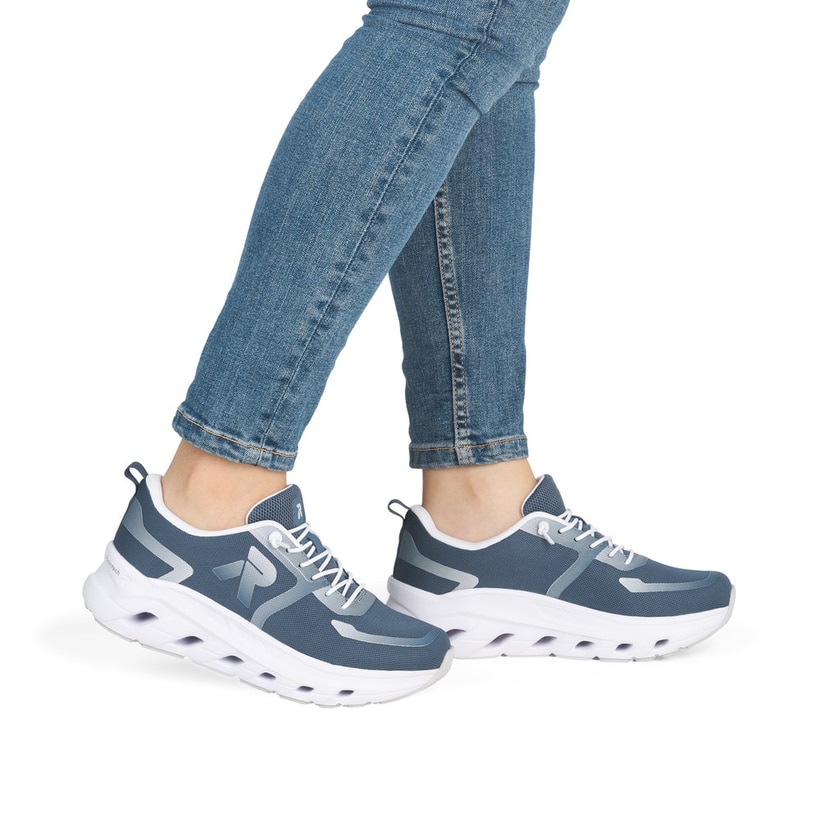 Baskets basses Rieker bleues pour femme W3504-12 avec lacets. Chaussure au pied.