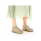 Grüne vegane Rieker Damen Trekkingsandalen 64870-52 mit einem Klettverschluss. Schuh am Fuß.