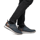 Mocassins Rieker bleus pour homme 14750-14 avec bande élastique. Chaussure au pied.
