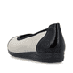Weiße Rieker Ballerinas L9351-80 mit runden Ziernähten. Schuh von hinten.