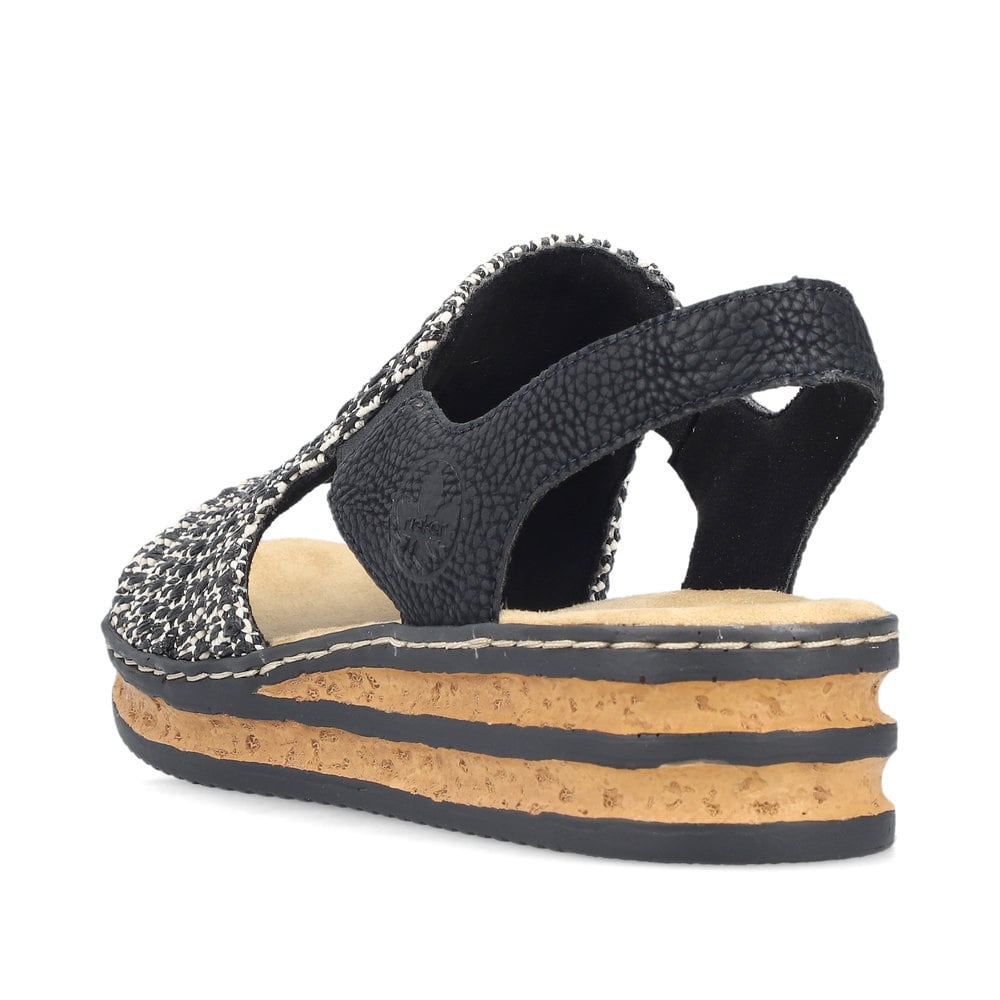 Schwarze Rieker Keilsandaletten 62971-00 mit Gummizug sowie schmaler Passform E. Schuh von hinten.