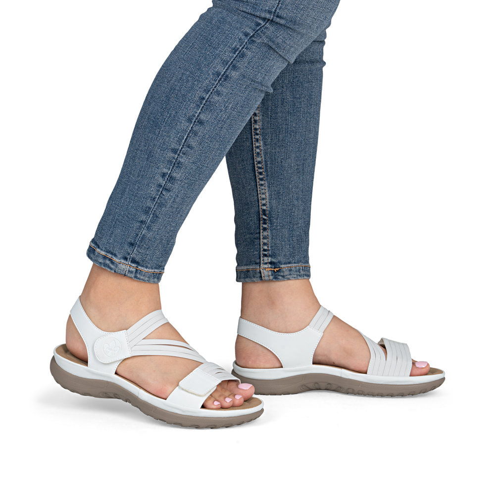 Weiße Rieker Damen Trekkingsandalen 64870-81 mit einem Klettverschluss. Schuh am Fuß.