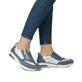 Blaue Rieker Damen Slipper M5666-10 mit Rieker Air Sohlenfenster. Schuh am Fuß.