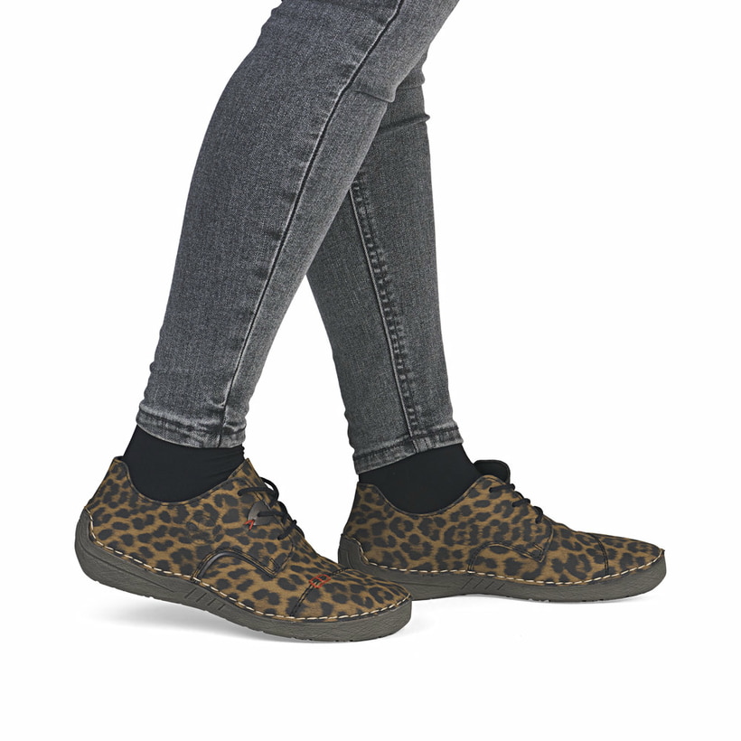 Mehrfarbige Rieker Damen Schnürschuhe 52528-90 mit Leo-Print. Schuh am Fuß.