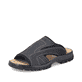 Schwarze Rieker Herren Pantoletten 25093-00 mit Elastikeinsatz sowie Ziernähten. Schuh seitlich schräg.