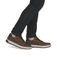 Braune Rieker Herren Schnürschuhe 37029-24 mit rundem Logo sowie Reißverschluss. Schuh am Fuß.