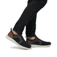 Blaue Rieker Herren Slipper B7796-14 mit einem Gummizug sowie Komfortweite G 1/2. Schuh am Fuß.