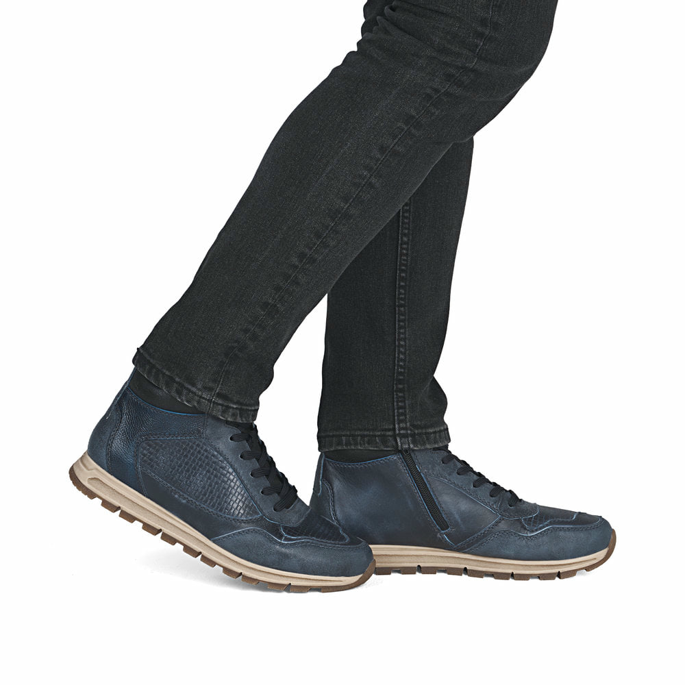 Blaue Rieker Herren Schnürstiefel B0508-14 aus Rauleder mit einem Reißverschluss. Schuh am Fuß.