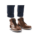 Kastanienbraune Rieker Herren Schnürstiefel F8303-24 mit Flip-Grip Sohle. Schuh am Fuß.