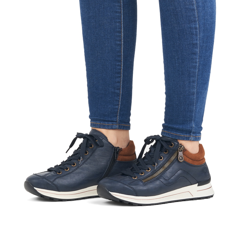 Baskets basses Rieker bleues femme N1400-14 avec bord de tige rembourré. Chaussure au pied.