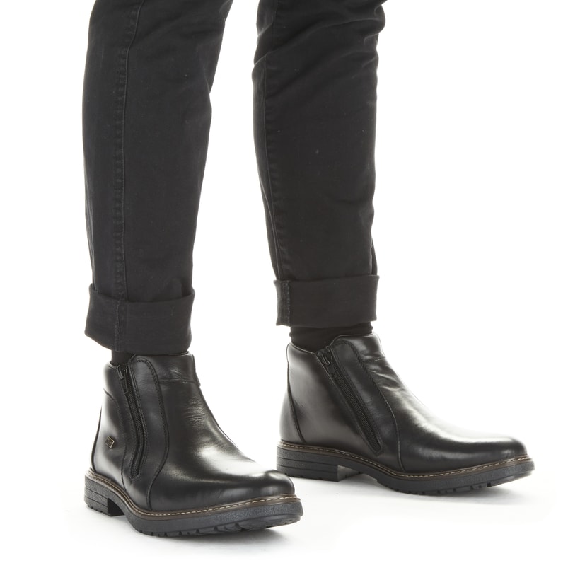 Schwarze Rieker Herren Kurzstiefel 33160-00 aus Glattleder. Schuh am Fuß.