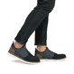 Blaue Rieker Herren Slipper 04550-14 mit einem Gummizug sowie der Extraweite H. Schuh am Fuß.