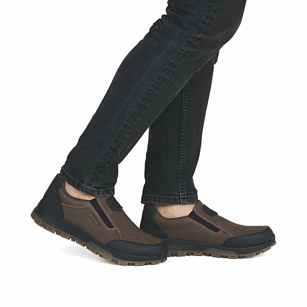 Braune Rieker Herren Slipper 35550-24 mit wasserabweisender RiekerTEX-Membran. Schuh am Fuß.