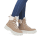 Beige-weiße Rieker Damen Schnürstiefel W2174-20 aus Rauleder. Schuh am Fuß.