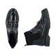 Schwarze Rieker Damen Kurzstiefel 45573-00 mit Schmuckelementen sowie Gummizug. Schuh von oben, liegend.