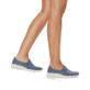 Blaue Rieker Damen Slipper N3363-10 mit Elastikeinsatz sowie schmaler Passform E. Schuh am Fuß.