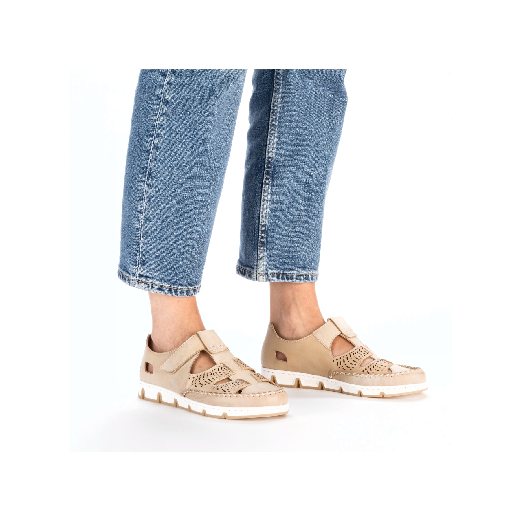 Beige Rieker Damen Slipper 49958-61, Barfußschuhe mit einem Klettverschluss. Schuh am Fuß.