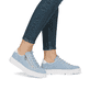 Blaue Rieker Damen Slipper N5952-10 mit einem Reißverschluss. Schuh am Fuß.
