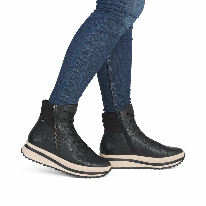 Schwarze Rieker Damen Schnürstiefel W3870-00 aus Glattleder. Schuh am Fuß.