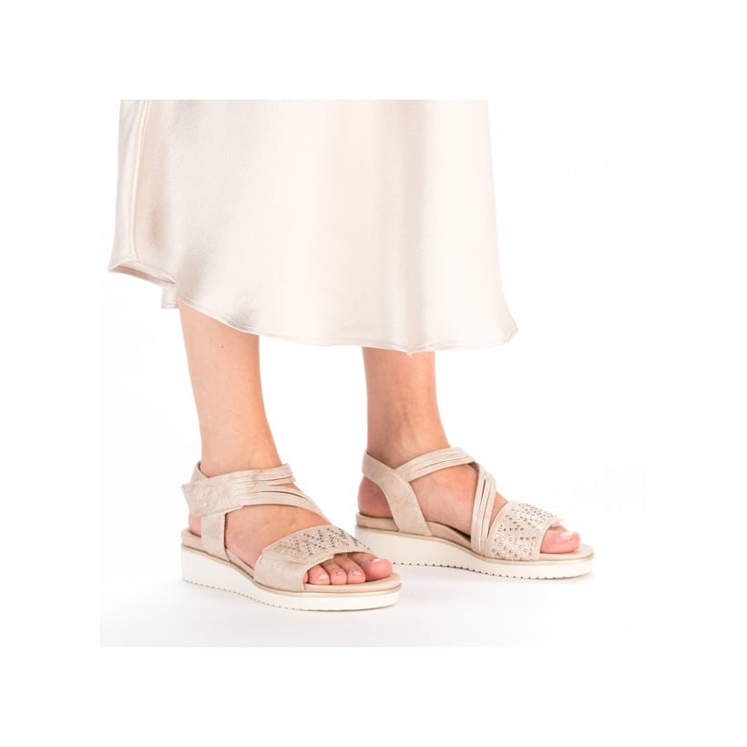 Rosane Rieker Keilsandaletten V3764-90 mit einem Klettverschluss. Schuh am Fuß.