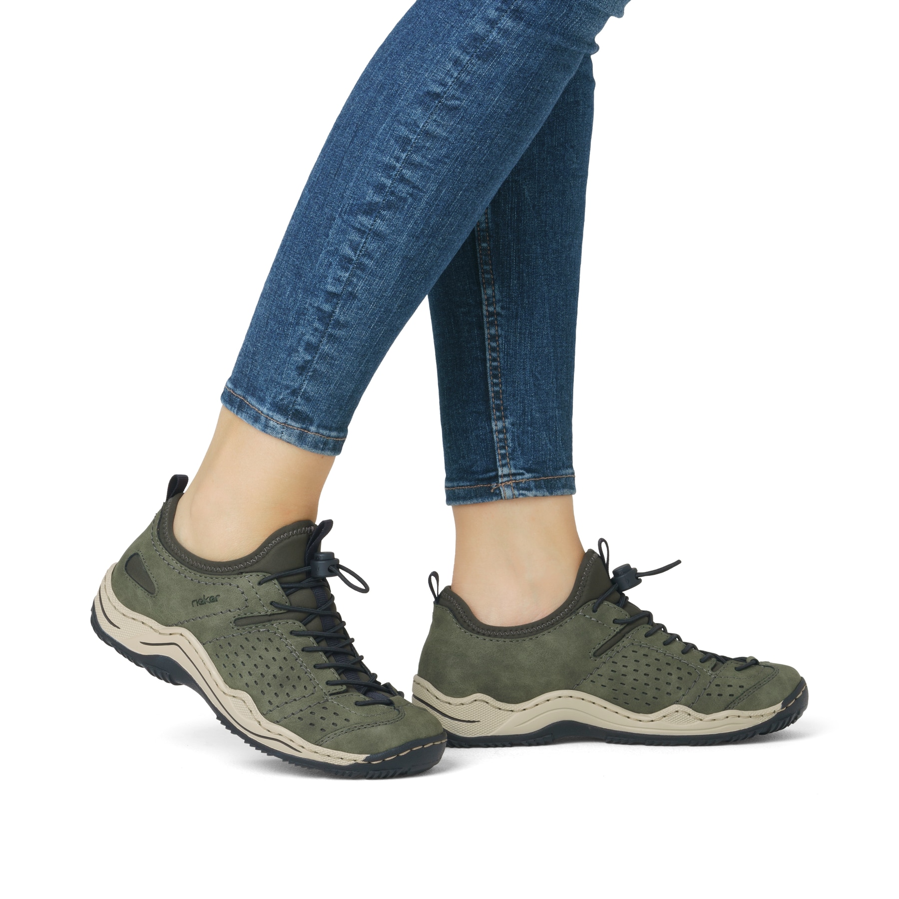 Grüne Rieker Damen Slipper L0574-54 mit einem Gummizug. Schuh am Fuß.