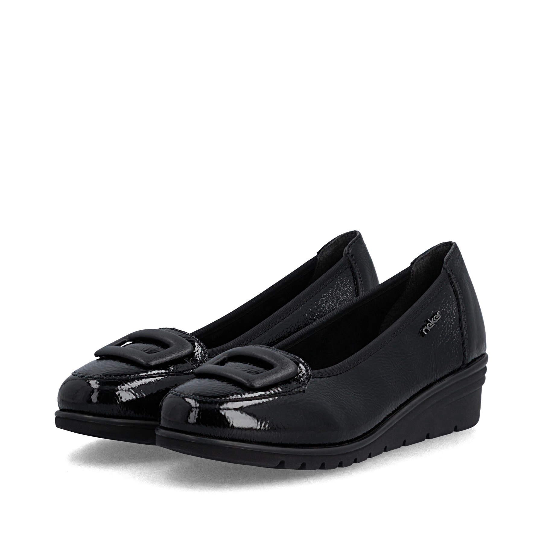 Schwarze Rieker Ballerinas L5362-00 mit Deko-Schnalle. Schuhpaar seitlich schräg.