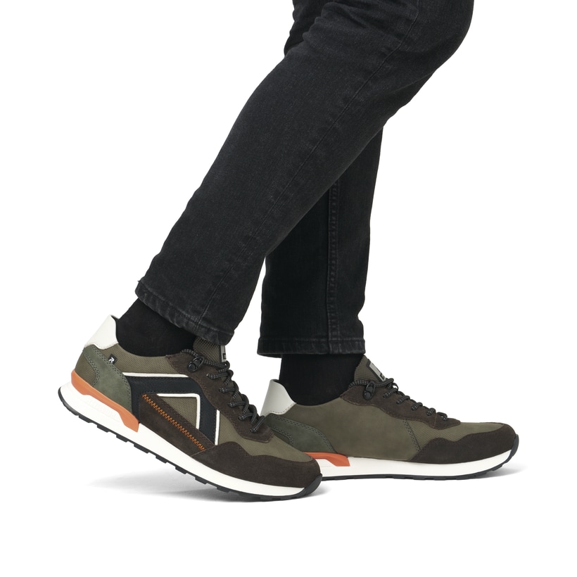 Braune Rieker Herren Sneaker Low U0310-54 mit einer leichten und griffigen Sohle. Schuh am Fuß.