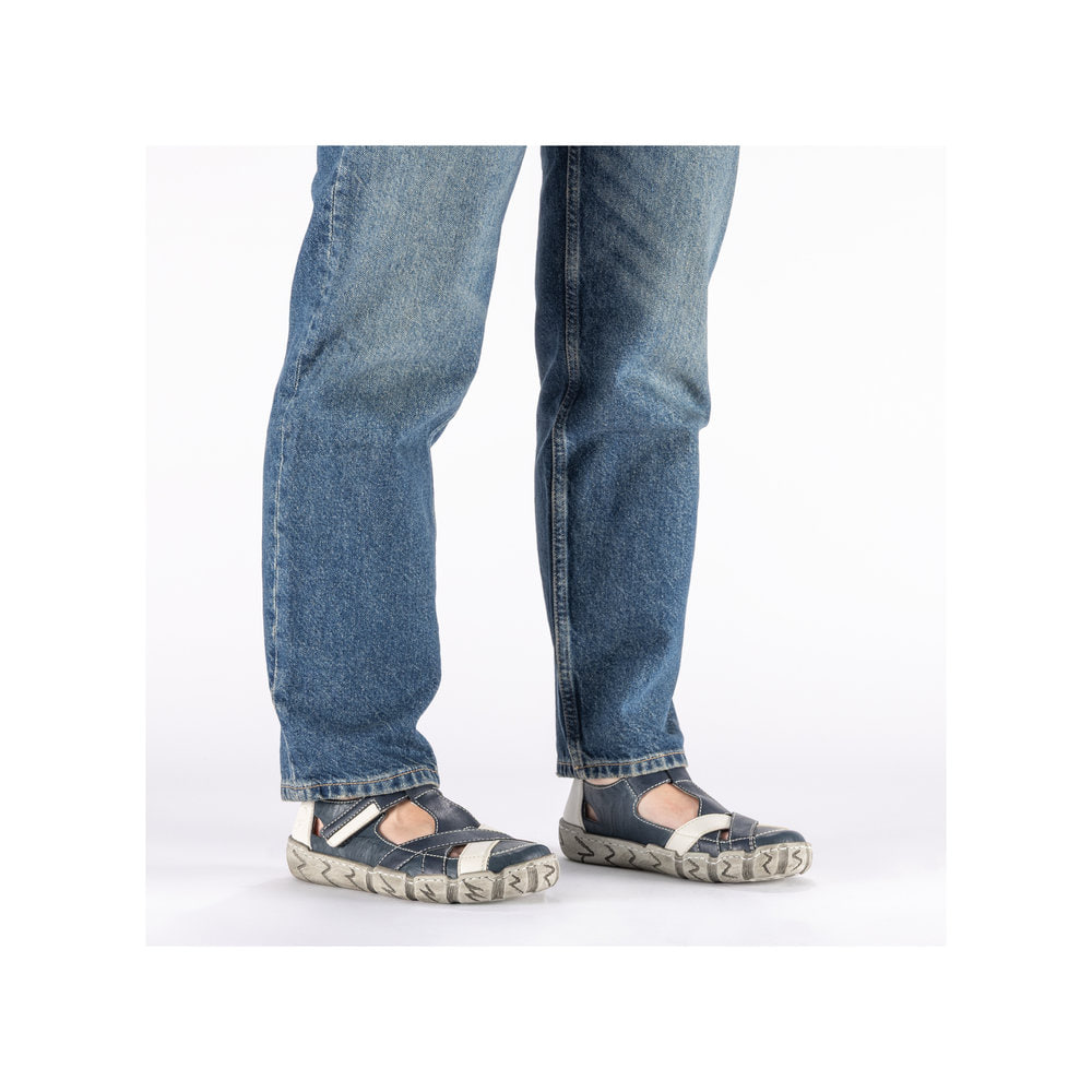 Blaue Rieker Damen Slipper L0378-14 aus Glattleder mit raffinierten Cut-Outs. Schuh am Fuß.