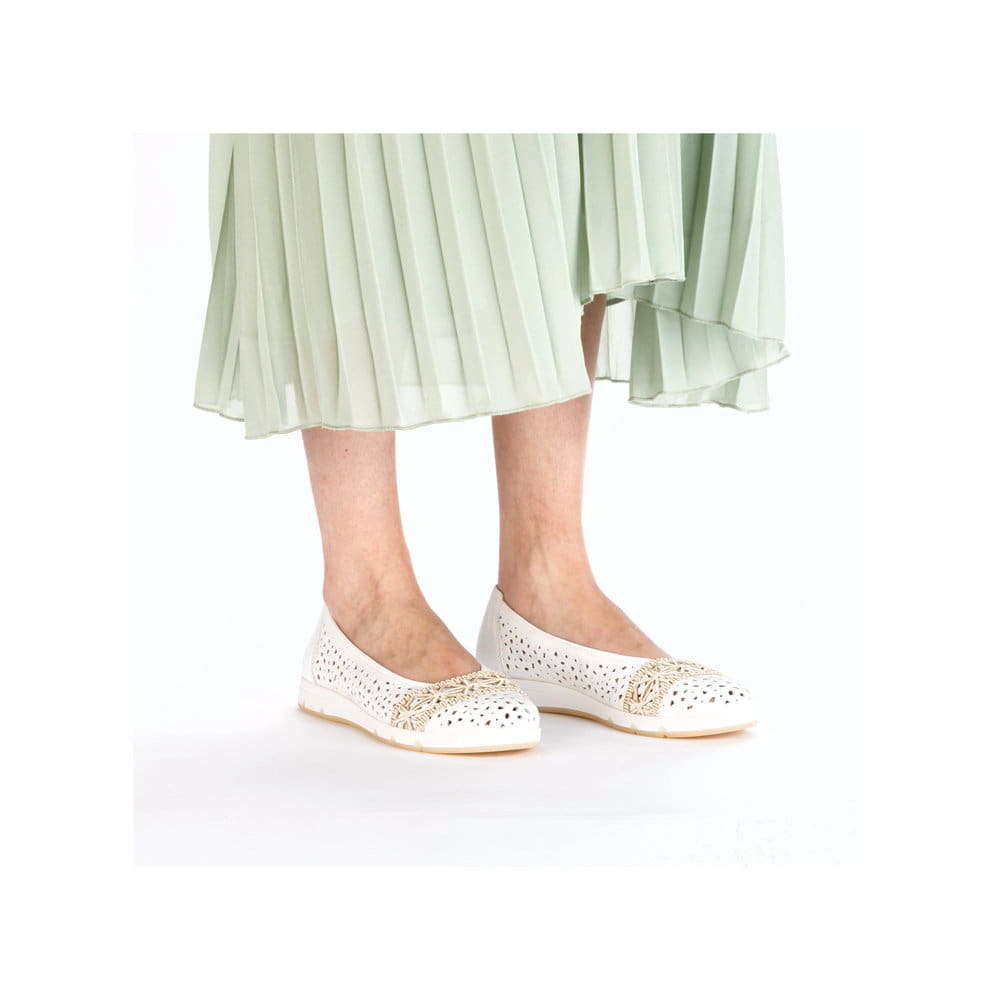 Ballerines Rieker blanches pour femme L3062-80 avec éléments décoratifs. Chaussure au pied.