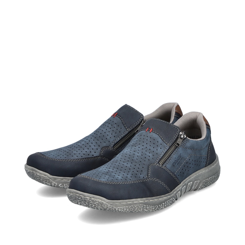 Blaue Rieker Herren Slipper 03550-14 mit einem Reißverschluss sowie Löcheroptik. Schuhpaar seitlich schräg.