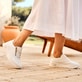 Weiße Rieker Damen Sneaker Low N8100-80 mit modernen Ziernähten. Schuh am Model.