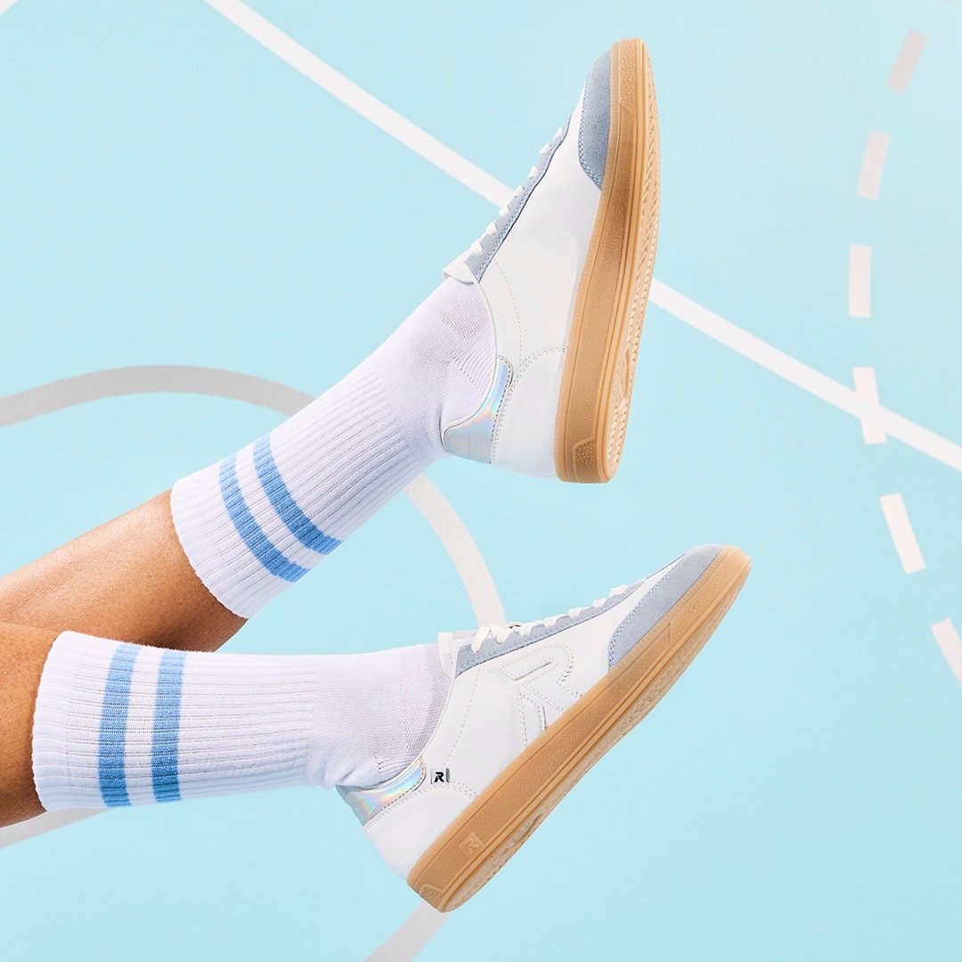 Weiße Rieker Damen Sneaker Low W2200-84 mit einer Schnürung. Schuh am Model.