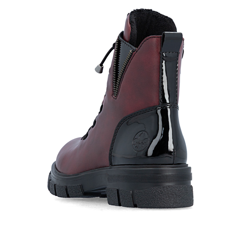 Weinrote Rieker Damen Biker Boots Z9152-35 mit Deko-Reißverschluss. Schuh von hinten.