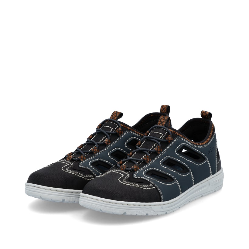 Blaue Rieker Herren Slipper 08665-14 mit einem Gummizug sowie der Extraweite H. Schuhpaar seitlich schräg.