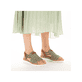 Grüne Rieker Keilsandaletten V1261-52 mit modischen Raffungen sowie Gummizug. Schuh am Fuß.