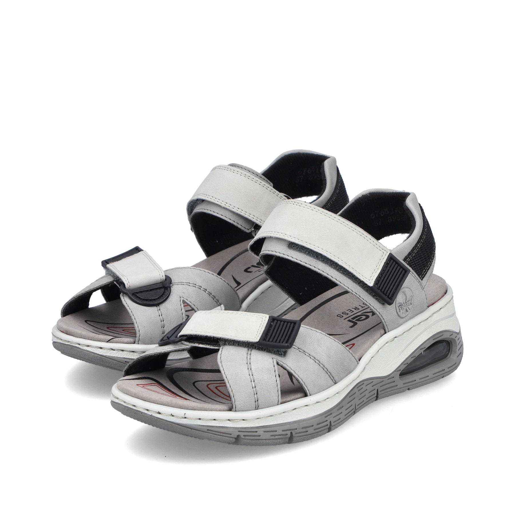 Graue Rieker Damen Trekkingsandalen 67651-40 mit Rieker Air Sohlenfenster. Schuhpaar seitlich schräg.