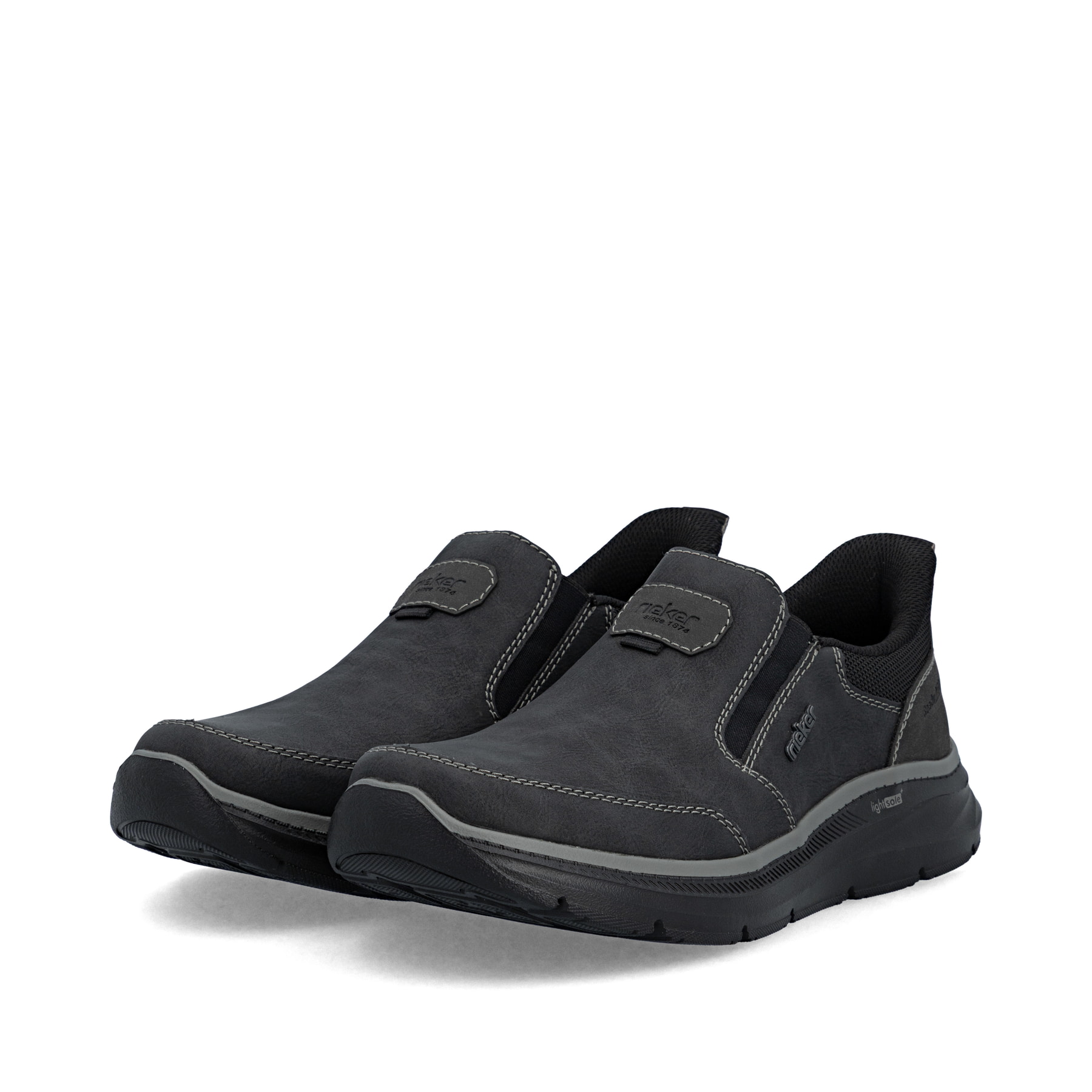 Schwarze Rieker Herren Slipper B1851-00 mit Ready2GO Schnell-Anziehfunktion. Schuhpaar seitlich schräg.