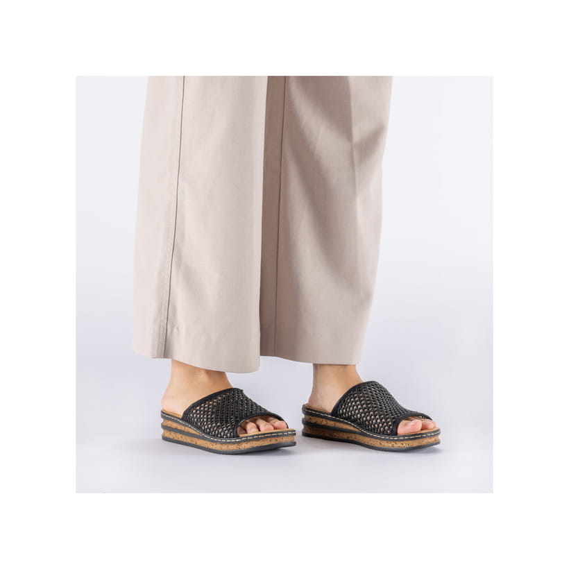 Schwarze Rieker Damen Pantoletten 62904-00 mit einem Gummizug. Schuh am Fuß.