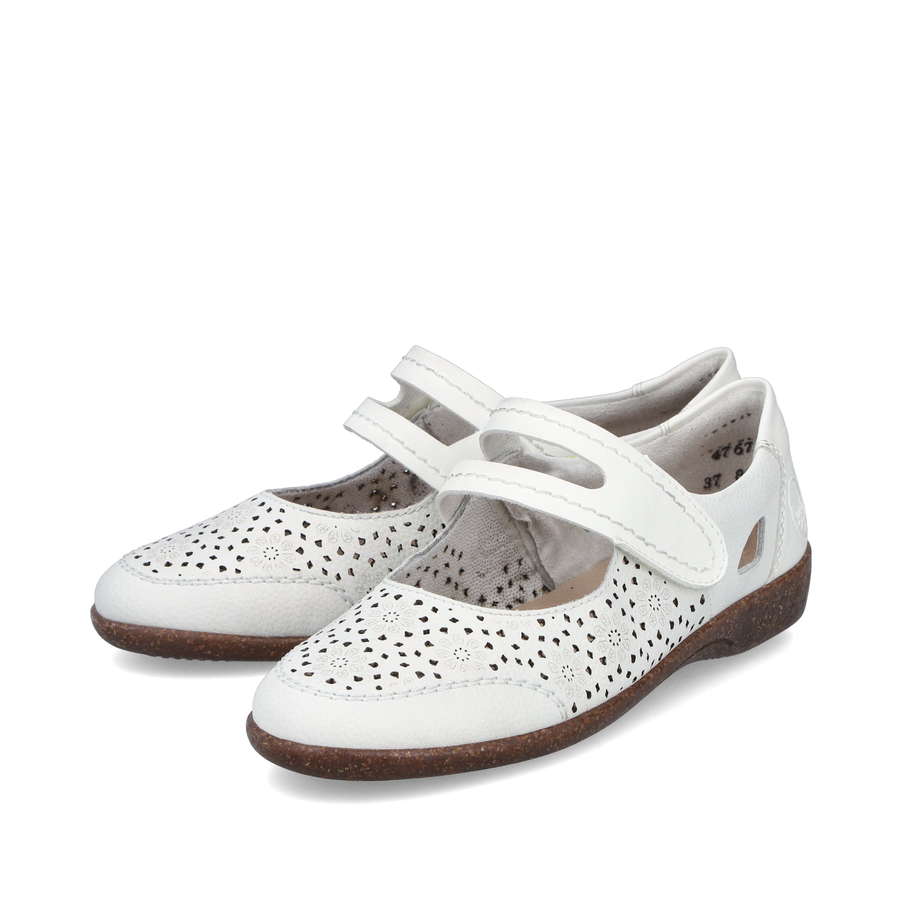 Weiße Rieker Ballerinas 47675-80 mit modernen Ziernähten sowie Klettverschluss. Schuhpaar seitlich schräg.