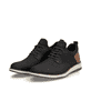 Urbanschwarze Rieker Herren Slipper 14750-00 mit Gummischnürung. Schuhpaar seitlich schräg.
