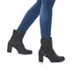
Tiefschwarze Rieker Damen Stiefeletten Y2591-01 mit Reißverschluss sowie Blockabsatz. Schuh am Fuß