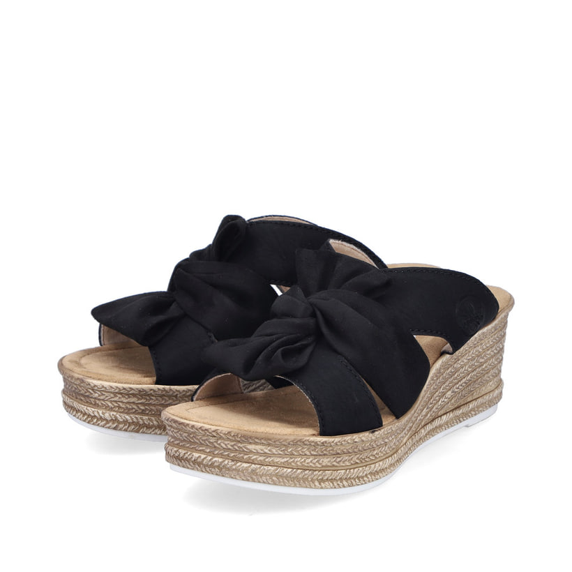 Schwarze Rieker Damen Pantoletten 68789-00 mit dekorativer Schleife. Schuhpaar seitlich schräg.