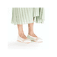 Weiße Rieker Ballerinas L3062-80 mit Schmuckelementen. Schuh am Fuß.