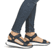Schwarze Rieker Damen Trekkingsandalen W2951-00 mit einem Klettverschluss. Schuh am Fuß.