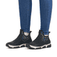 
Urbanschwarze Rieker Damen Slipper 45957-00 mit einer schockabsorbierenden Sohle. Schuh am Fuß